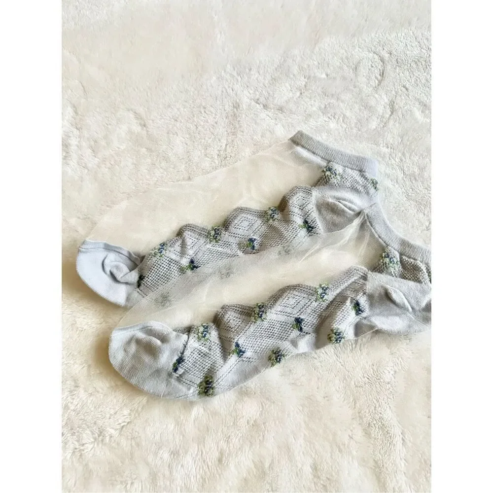 Bluish gray petite flowers sheer socks ￼